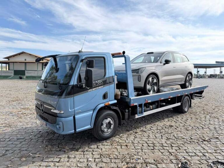 Carro sendo rebocado em um reboque 24 horas